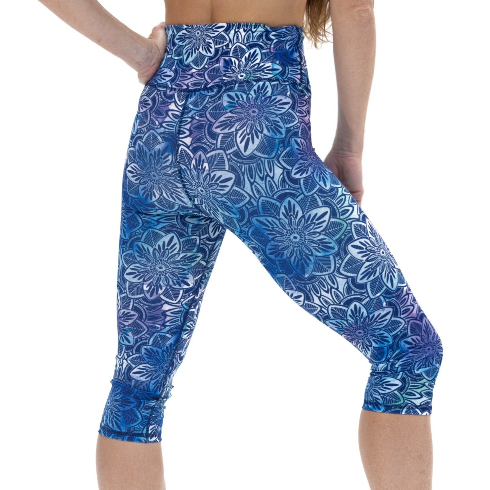 "Elevate your workout with our 3/4-length Lite Yoga Legging in Blue Water. Light, breathable, and ideal for yoga and fitness."