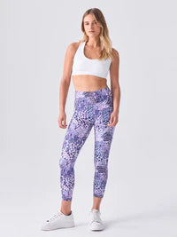Feel confident and comfortable in our 7/8-length yoga leggings with a unique pink-purple print and a handy front pocket.