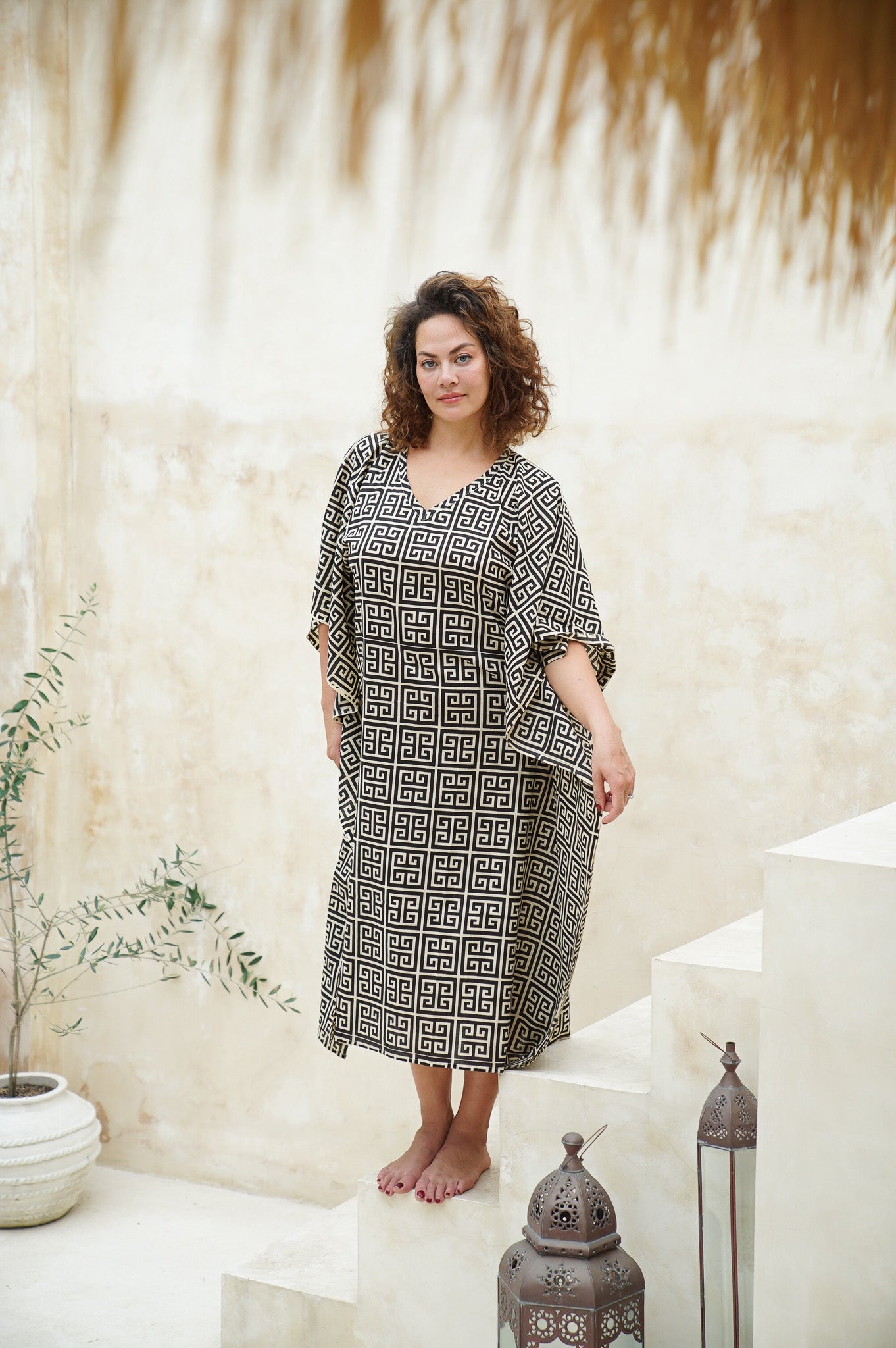 Unleash your inner fashionista with our long kaftan in bold geo-print. Effortless style and comfort for any season. Shop the look now!