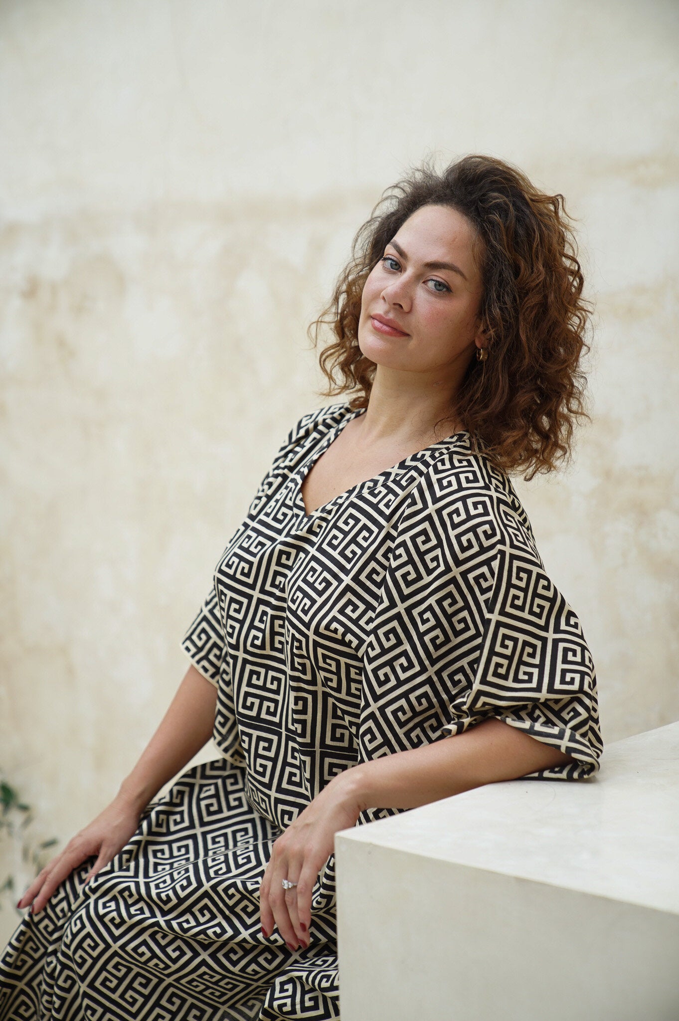 Elevate your style with our long kaftan in stunning geo-print. Perfect for any occasion. Shop now for comfort and elegance in one unique piece!