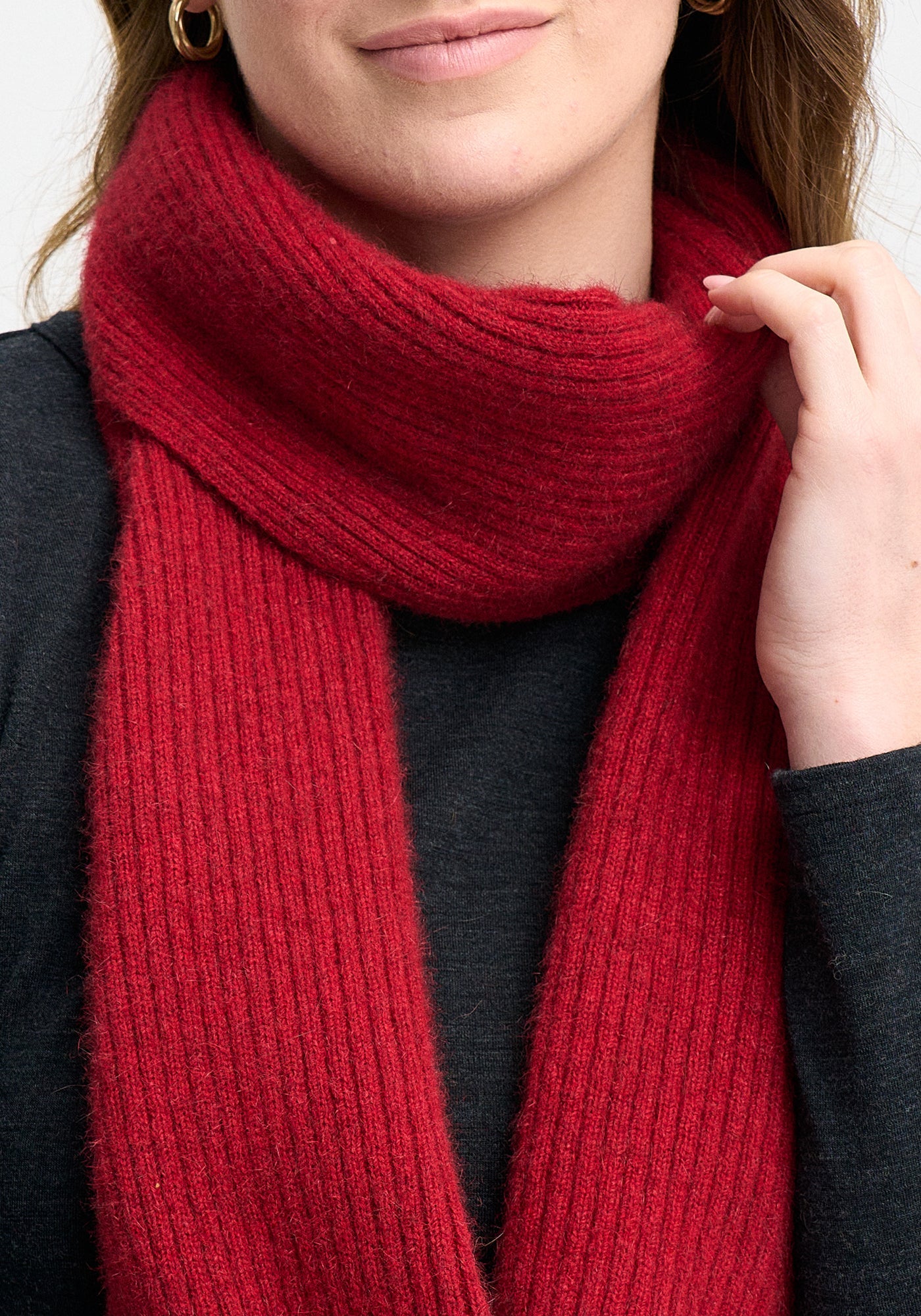 Add a touch of warmth to your outfit with our red-rust scarf. Soft, stylish, and perfect for every season.
