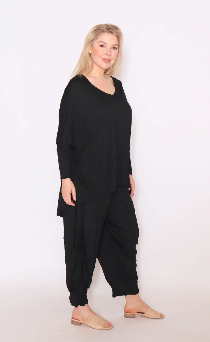 Discover confidence in our plus-size long sleeve black top. Perfect for any occasion. Get yours today!