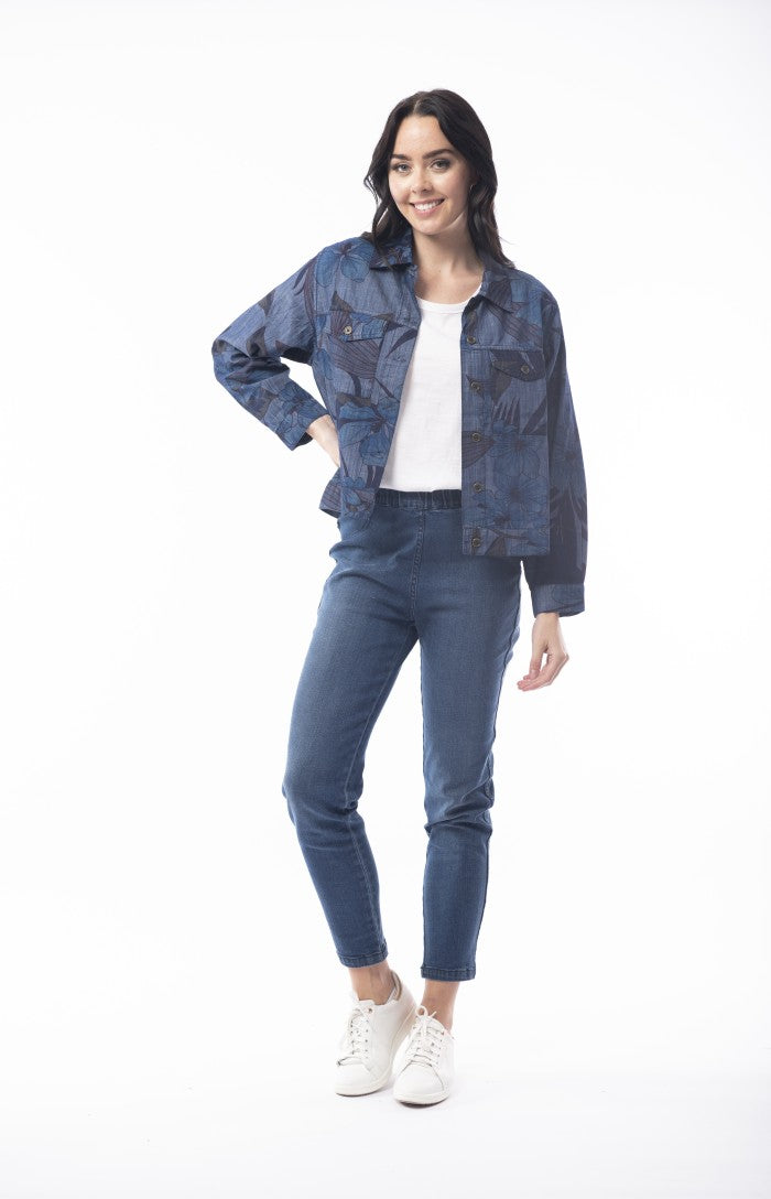 Discover the Cotton Aurora jacket! Sleek, contemporary front design, perfect for day or night. Stay stylish and comfortable.
