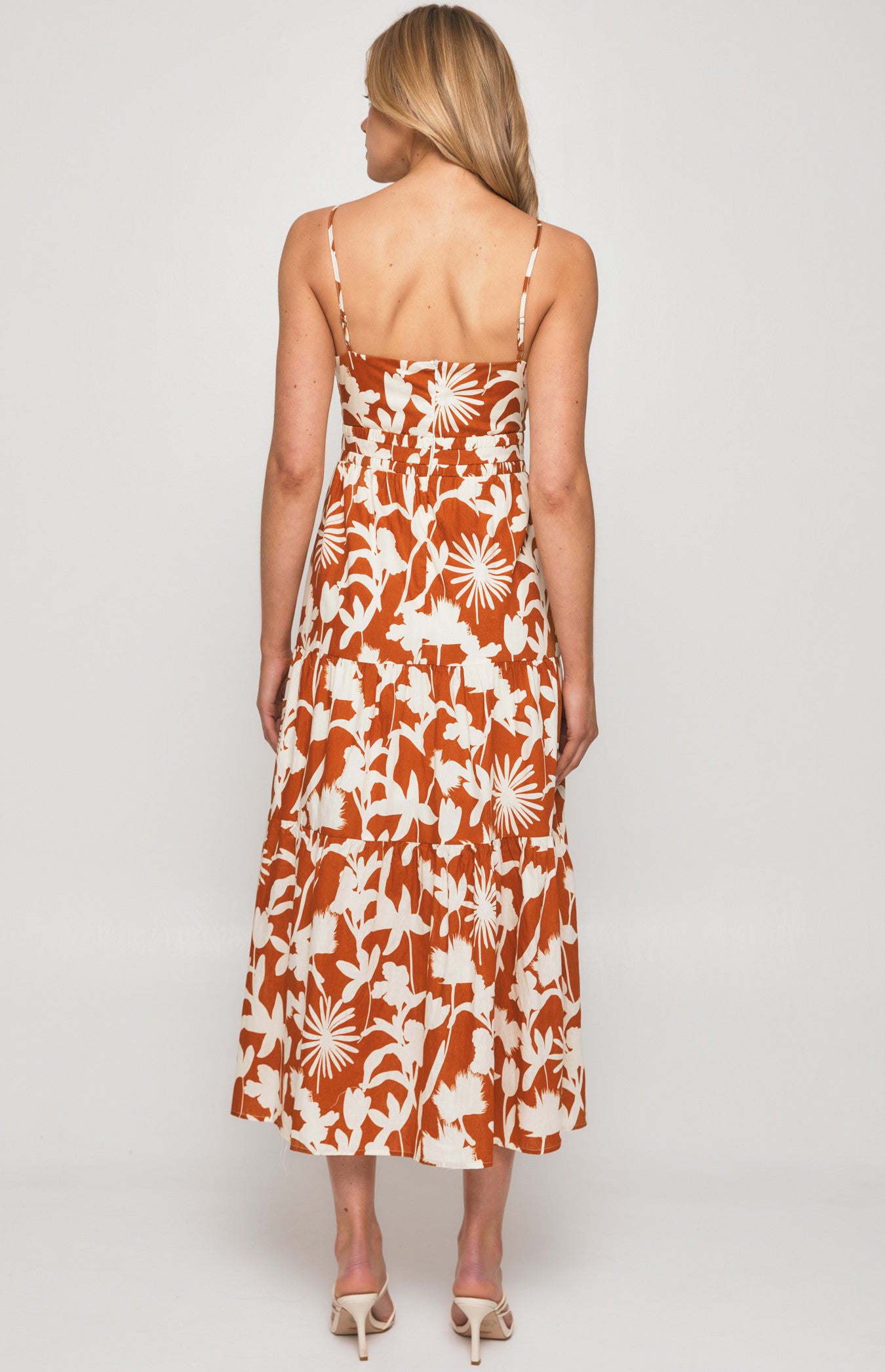 Upgrade your wardrobe with our cotton strap dress in mocha. Soft, stylish, and versatile – perfect for any occasion.