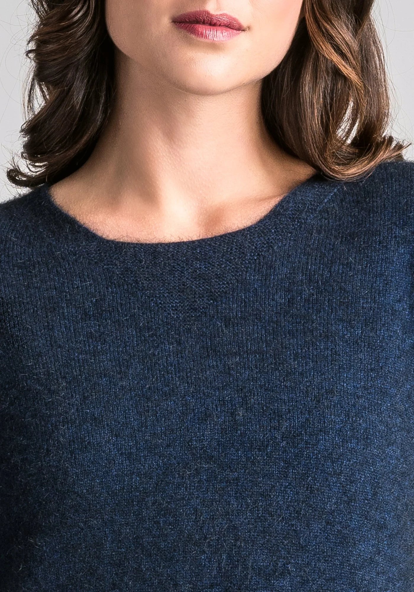 Indulge in comfort with our navy merino wool jumper. Effortless elegance for every day.