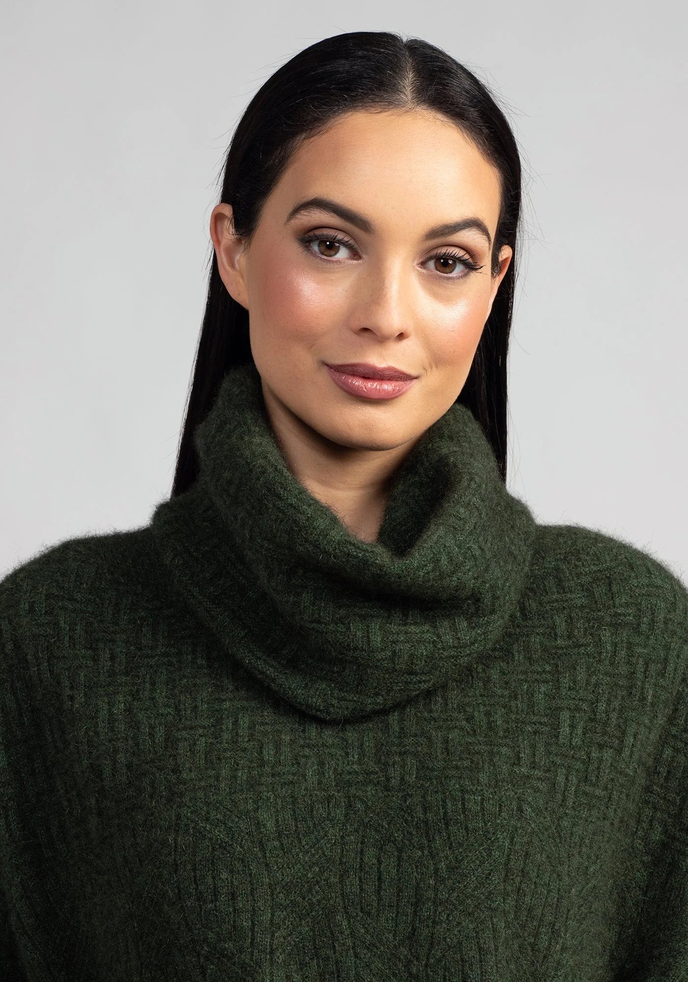 Stay cozy in style with our green merino wool snood. Perfect for any chilly day, versatile and chic.