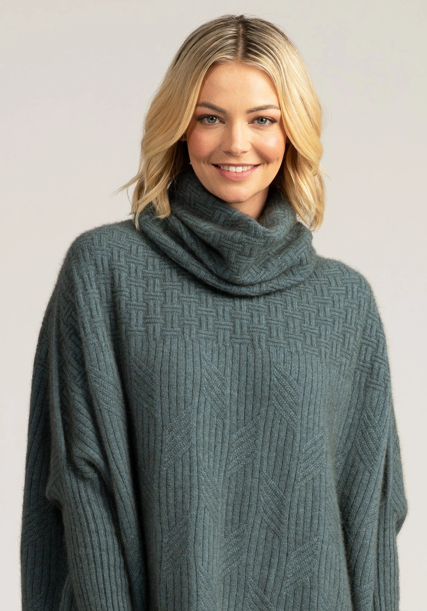 Stay cozy in style with our feather grey merino wool snood. Soft, warm, and irresistibly chic!