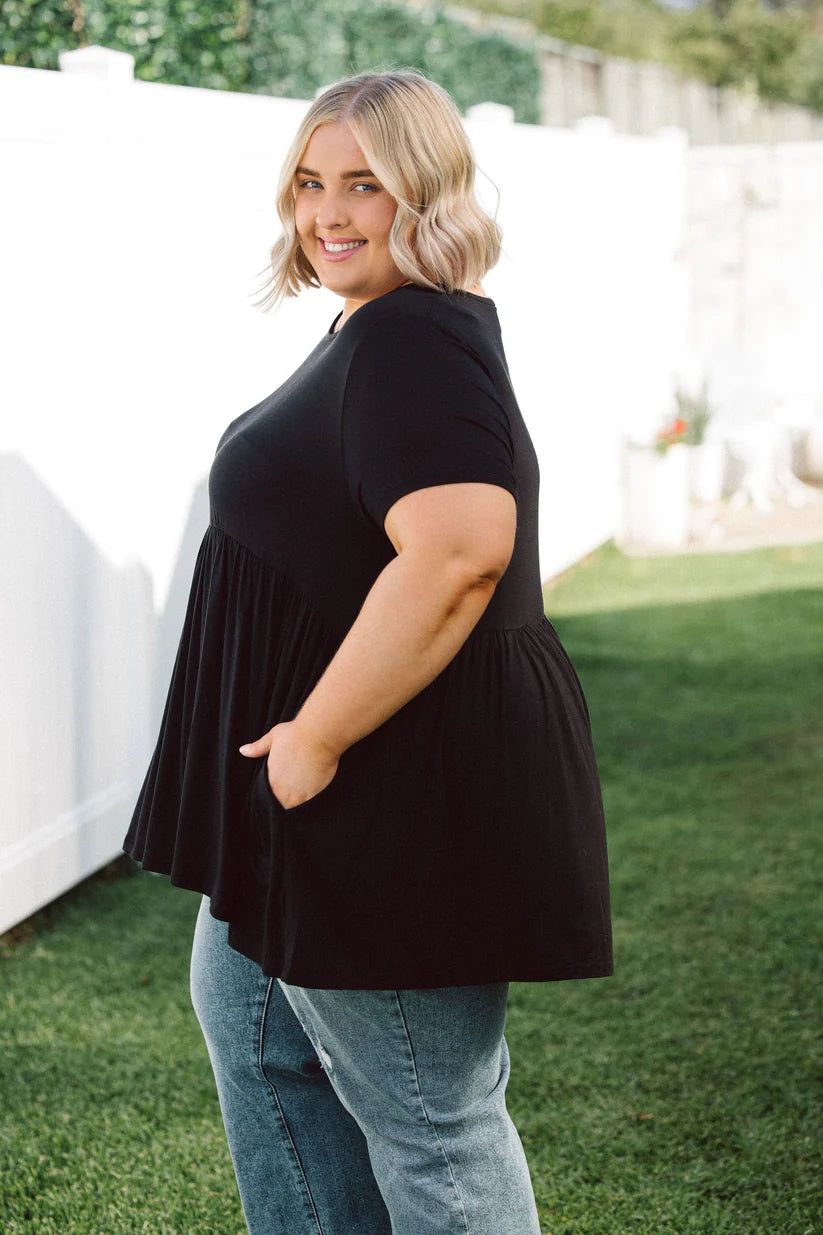 Upgrade your look with our stylish Plus-Size Wide Black Top! Complete with pockets for convenience, it's the perfect blend of fashion and function.