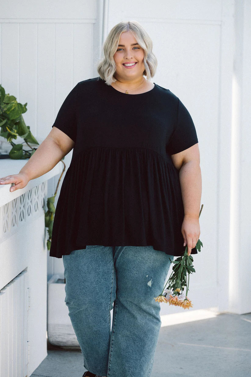 Model Sarah is a Size 22-24