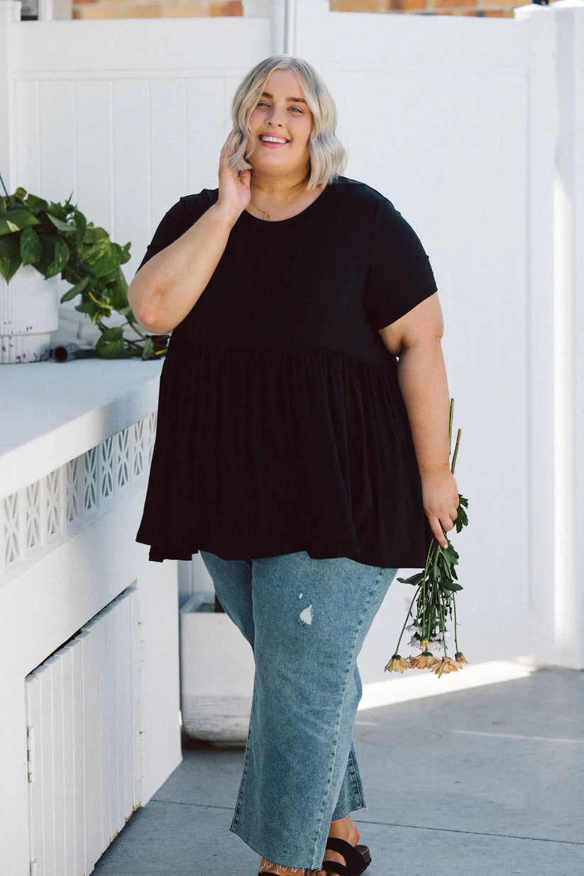 Stay on-trend and comfortable in our Plus-Size Wide Black Top! Designed with pockets and a flattering fit, it's the ultimate wardrobe essential.