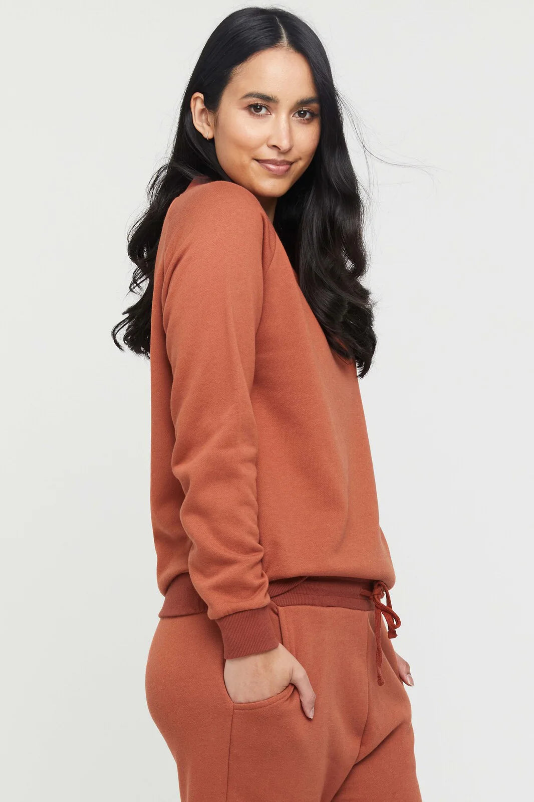 "Stylish bamboo jumper for women: Rust hue combines elegance and eco-consciousness in clothing."