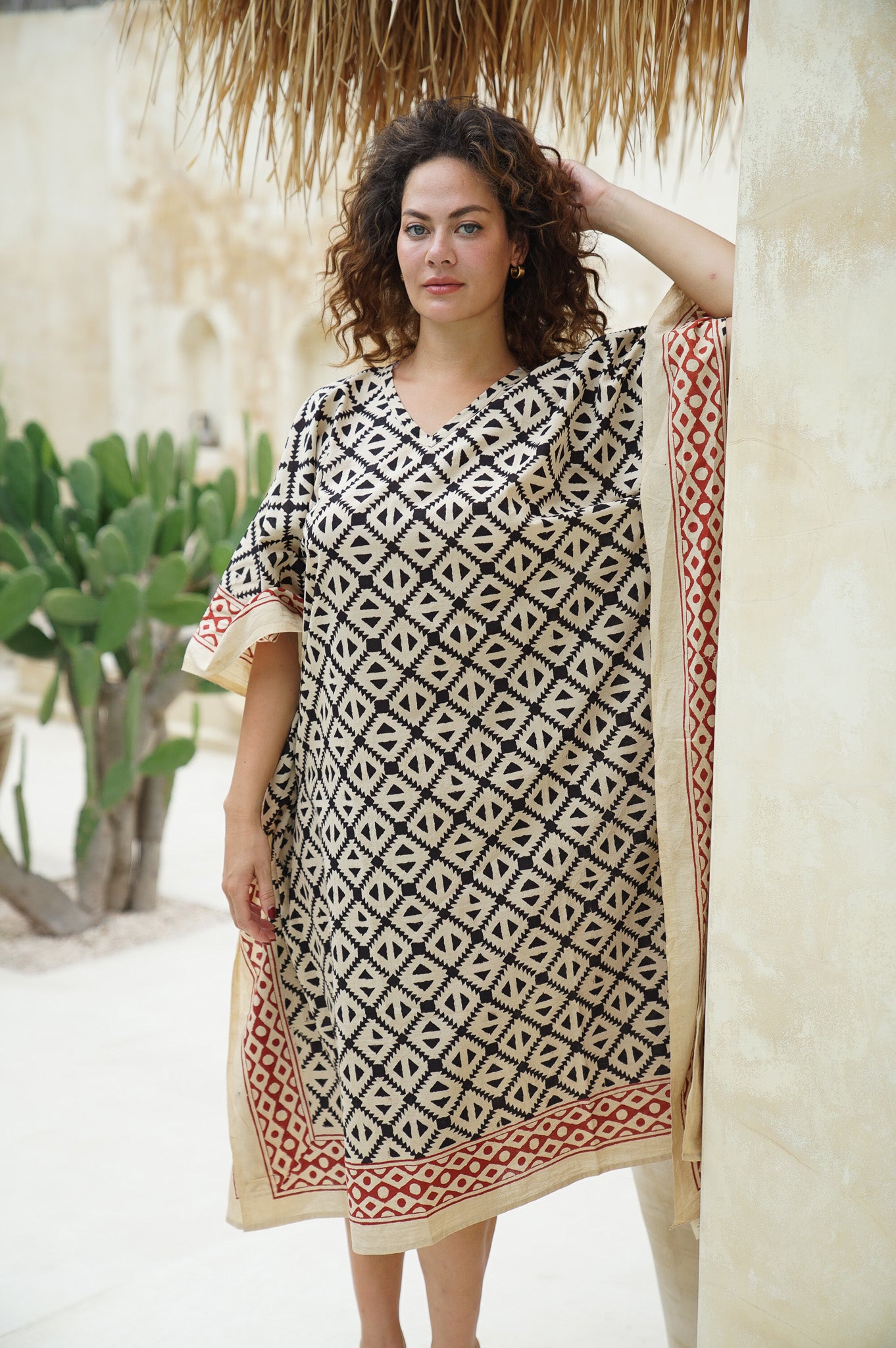 Elevate your style with our long kaftan in lattice print. Perfect for any occasion, this versatile piece offers comfort and elegance. Shop now!