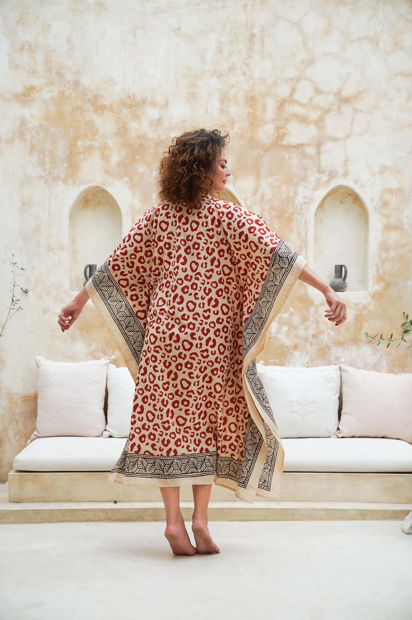 Get ready to wow with our long leopard print kaftan! This stylish and comfy piece is a must-have for any fashion-forward wardrobe. Shop the trend now!