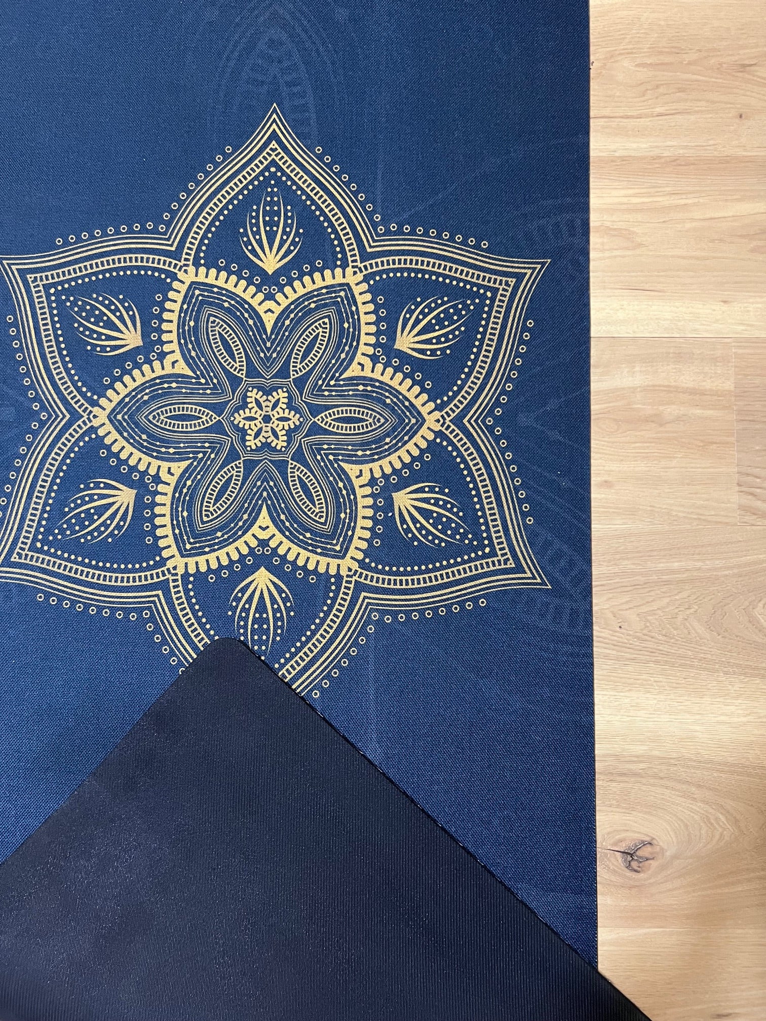"Soft hemp jute yoga mat: Eco-conscious design with skin-friendly materials, ensuring a comfortable practice."