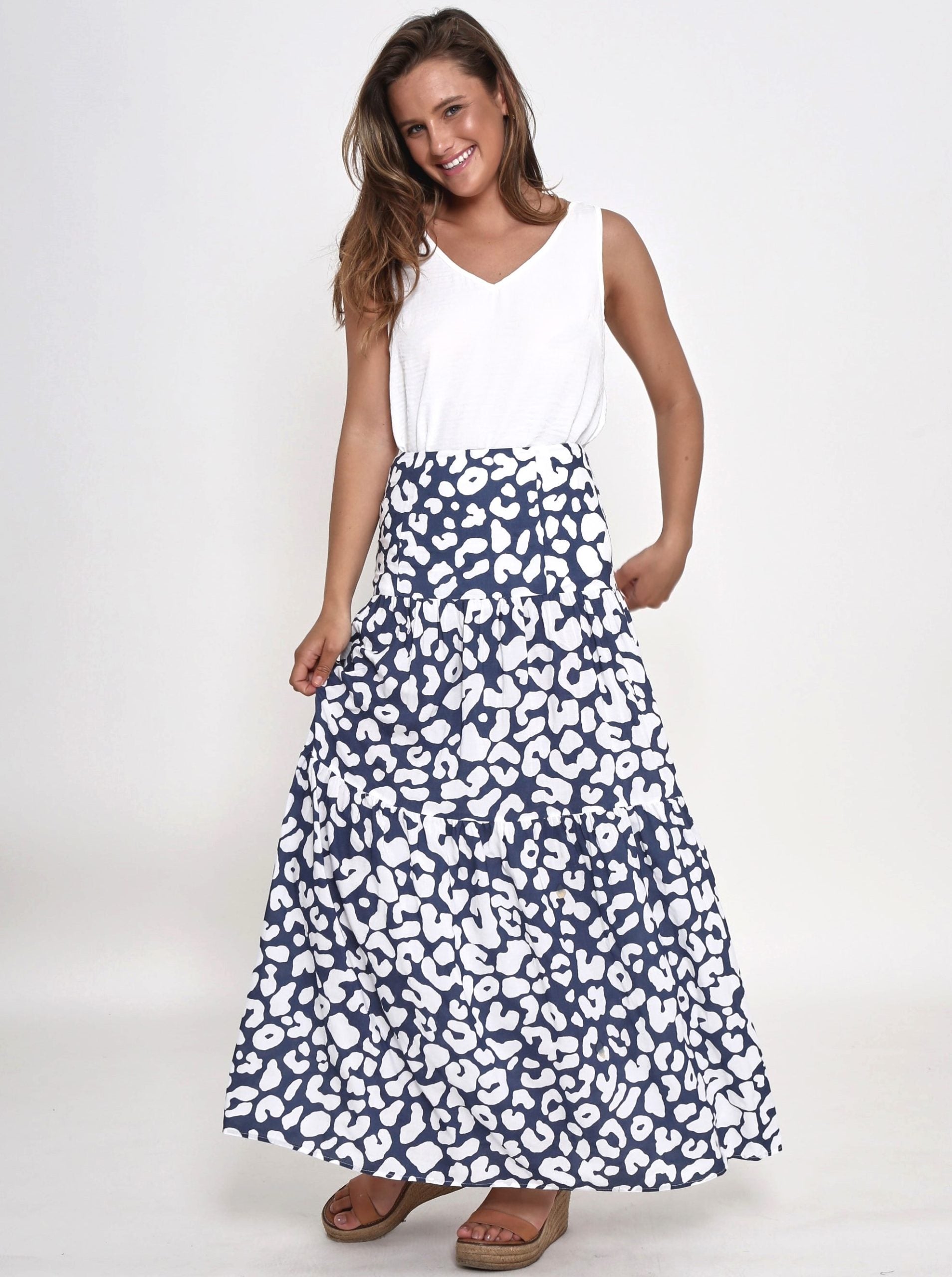Unleash your inner fashionista with our navy leopard print cotton long skirt. Stylish, versatile, and comfortable. Grab yours now before it&#39;s gone!