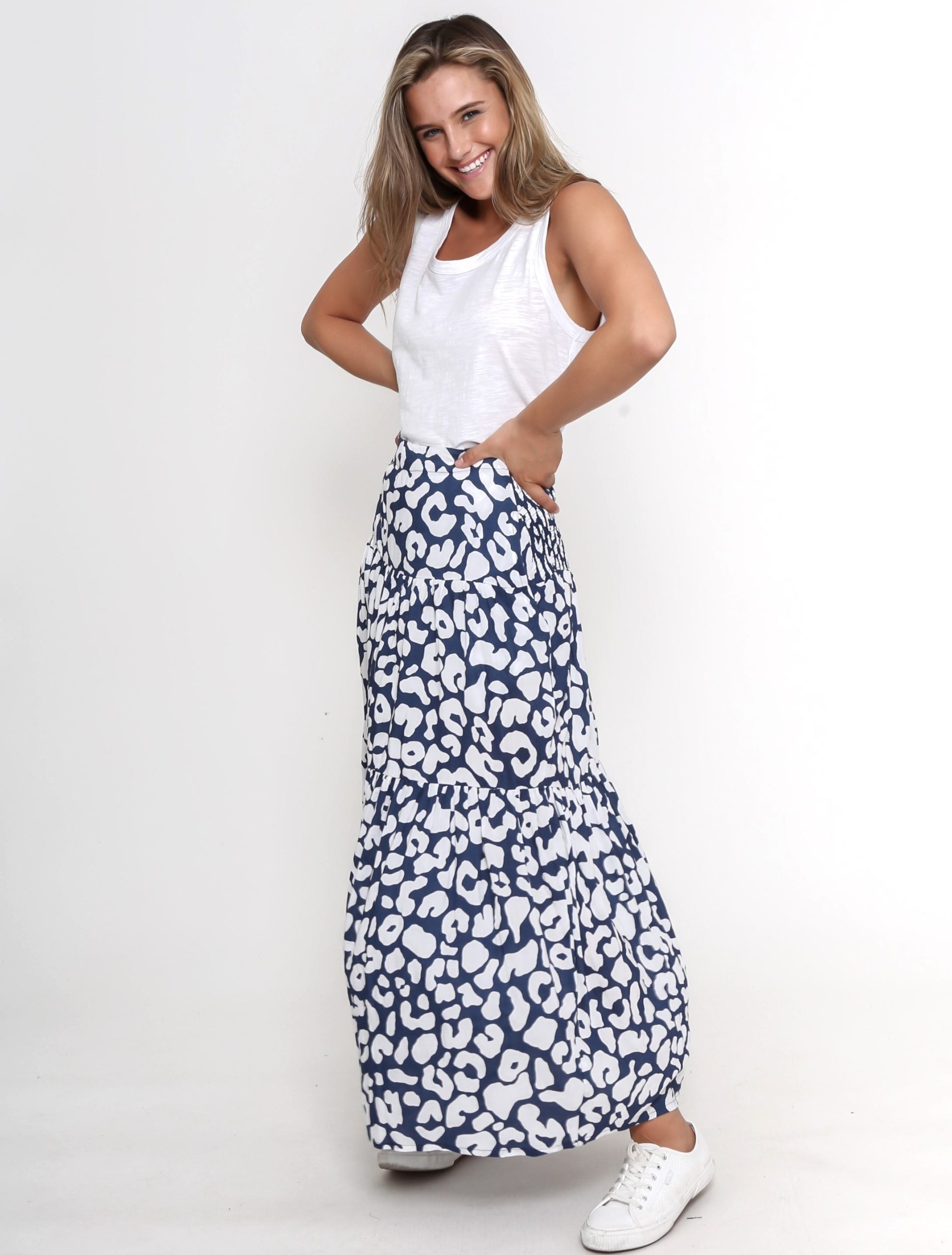 Discover the perfect blend of comfort and elegance with our navy leopard print cotton long skirt. Ideal for any event. Shop now and stand out!