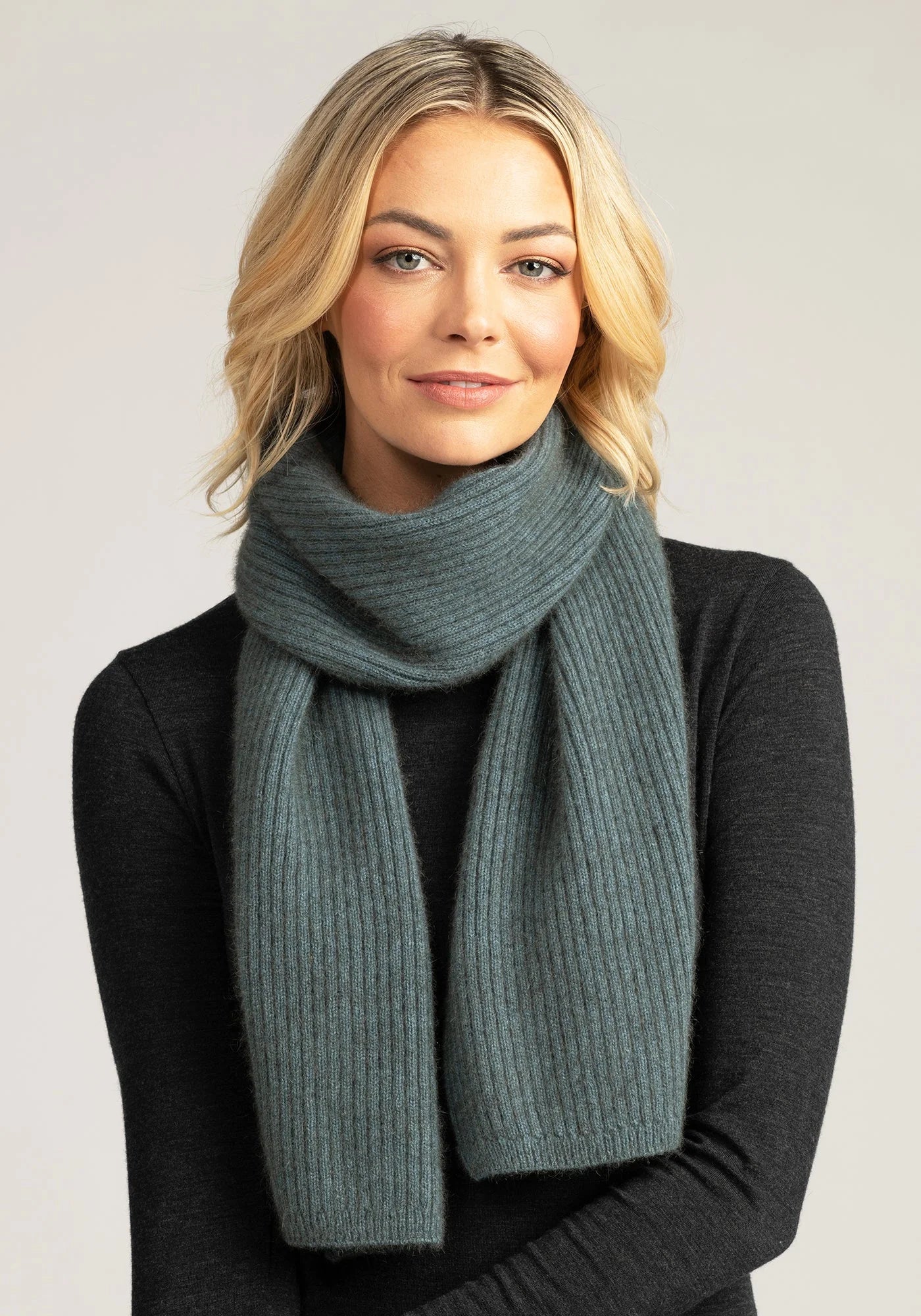 Discover warmth and sophistication with our feather grey merino wool ribbed scarf. Perfect for effortless winter chic.
