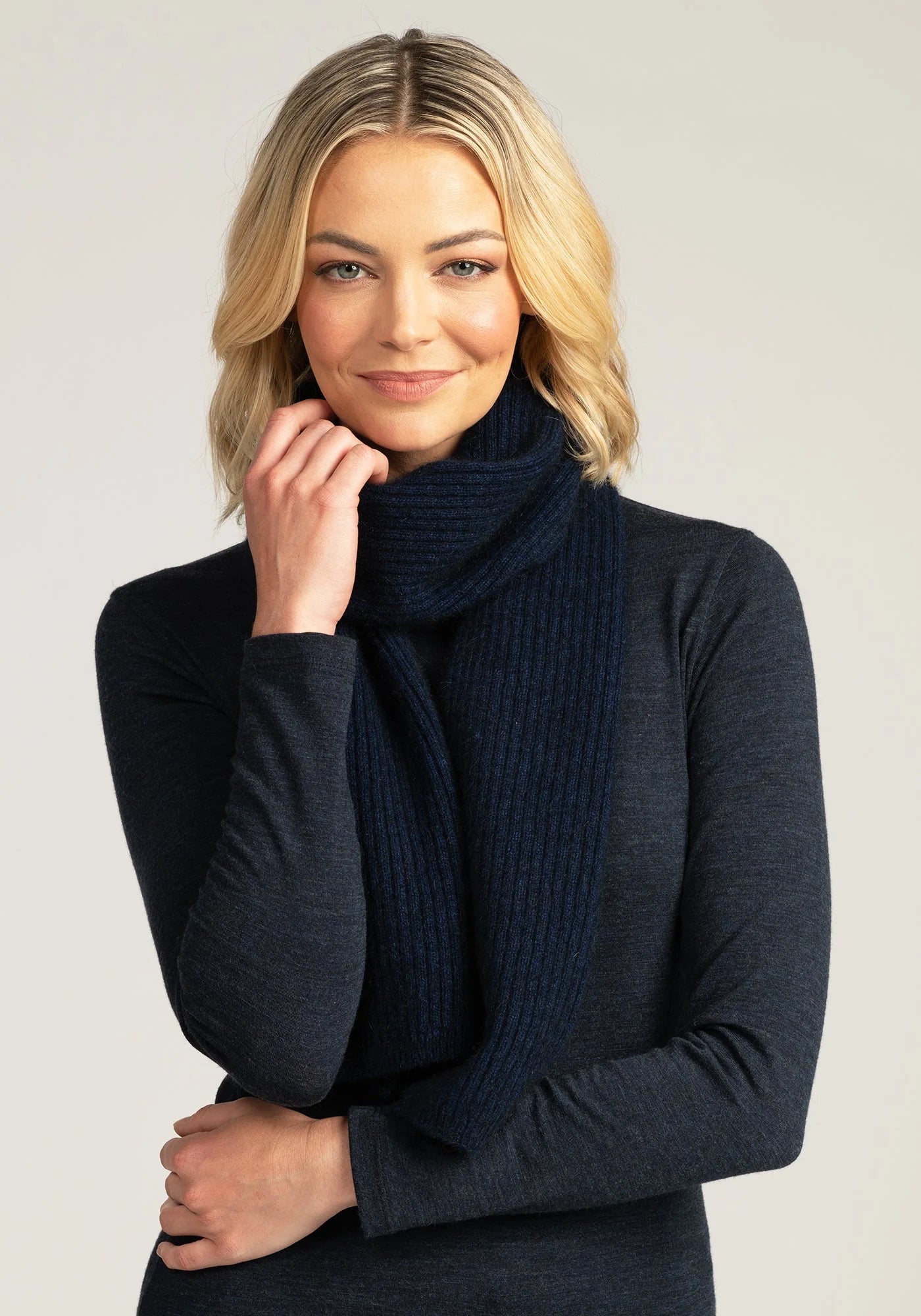 Complete your look with our blue merino wool ribbed scarf. Effortlessly stylish and irresistibly cozy. Buy now!