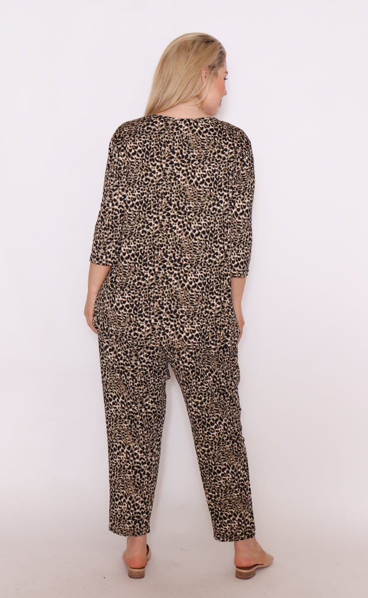 Roar with style in our plus-size soft cotton leopard print top. Comfortable, trendy, and perfect for any look. Buy now for a fashion upgrade!