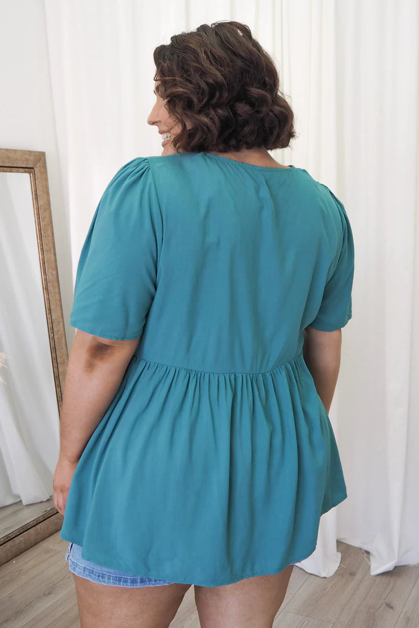 Turn heads in teal! Our plus-size babydoll top celebrates every curve. Comfortable, stylish, and irresistible. Buy yours now!