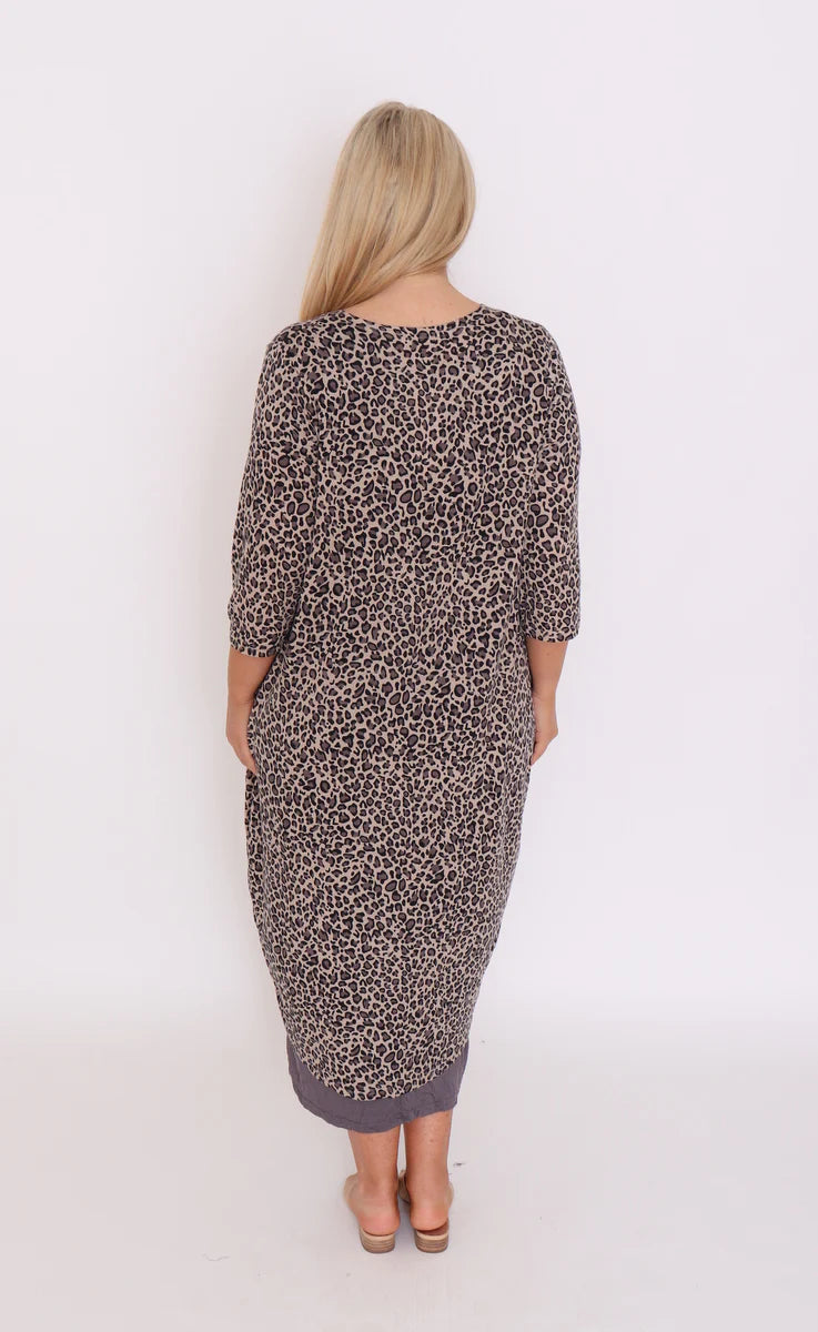 Stand out with confidence! Plus-size long cardigan featuring striking leopard print. Your wardrobe's must-have!
