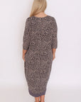 Stand out with confidence! Plus-size long cardigan featuring striking leopard print. Your wardrobe's must-have!