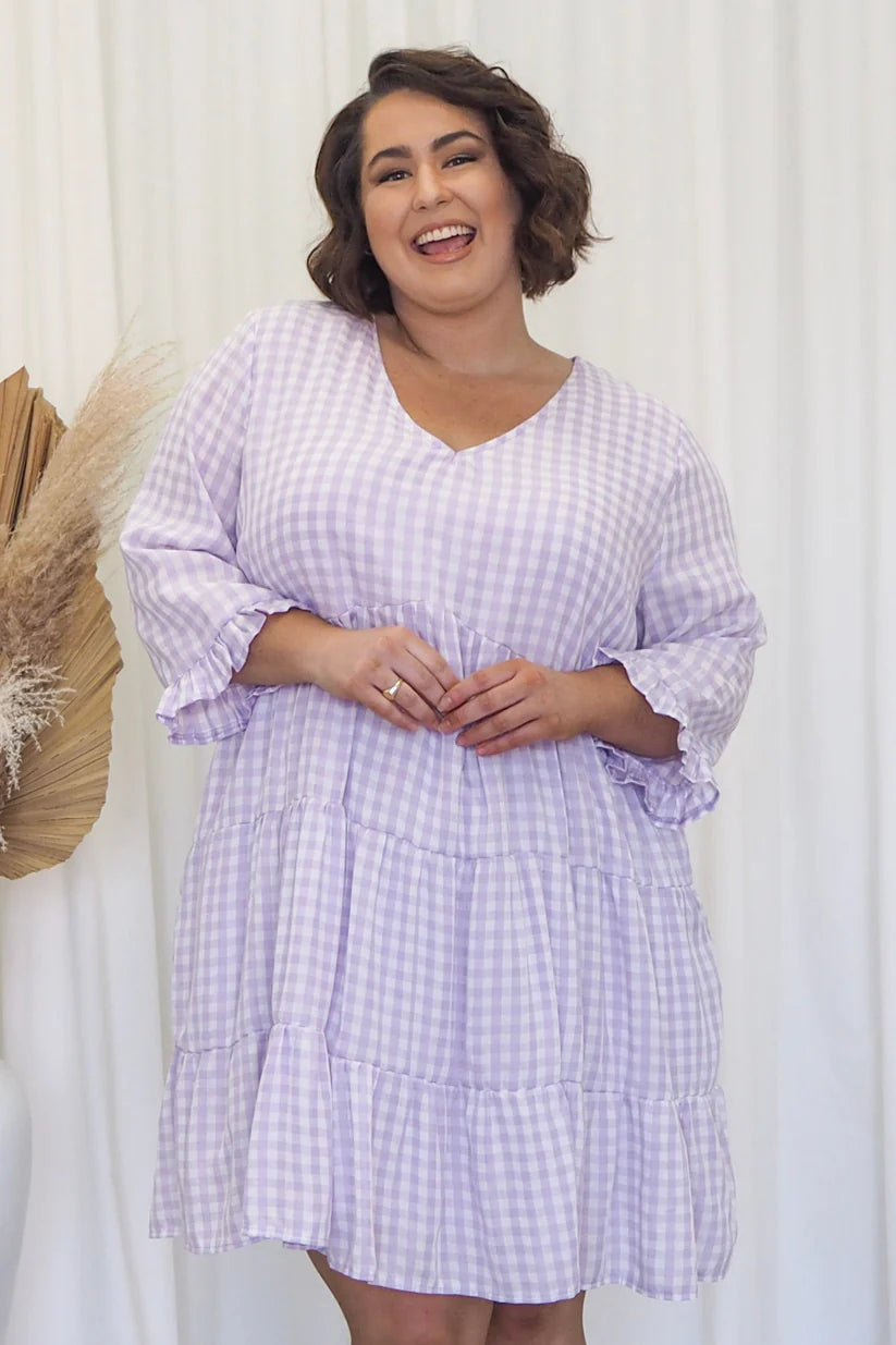 Showcase your curves in style with our lilac gingham dress! Plus-size elegance meets trendsetting fashion. Shop now!