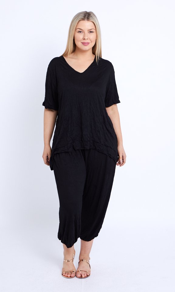 Discover the perfect blend of style and comfort with our plus-size soft cotton black top. Ideal for casual and chic looks. Buy today!